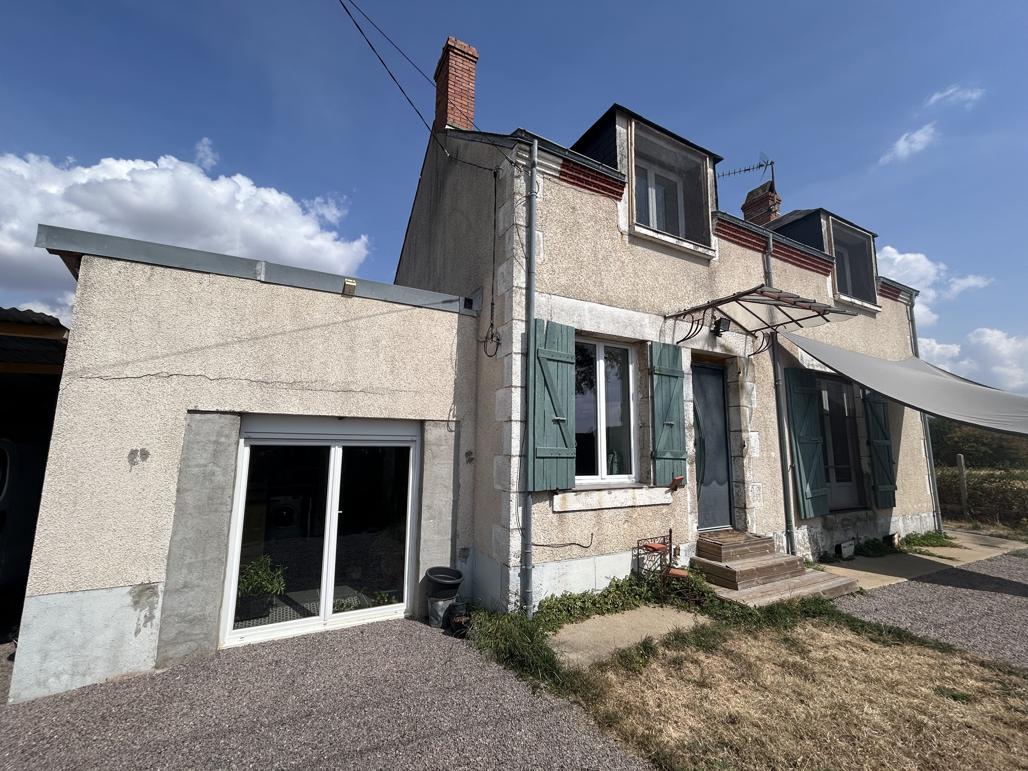Une maison chaleureuse à la campagne, prête à accueillir ses