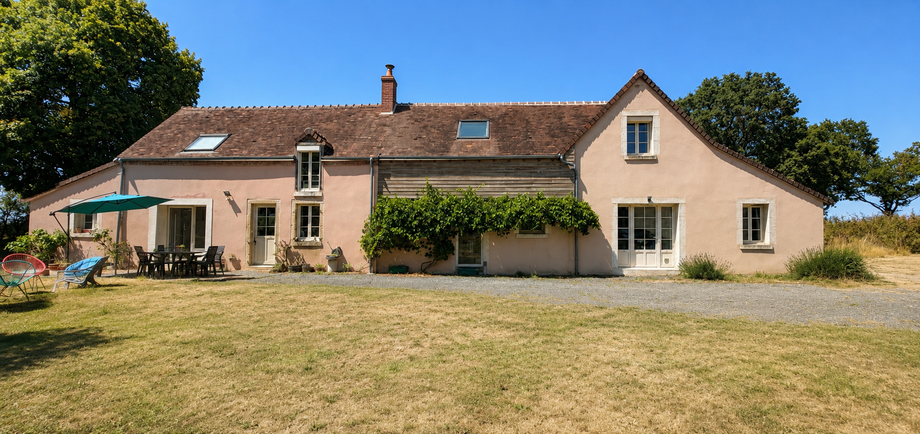 Maison rénovée avec charme et beaux volumes sans voisin.