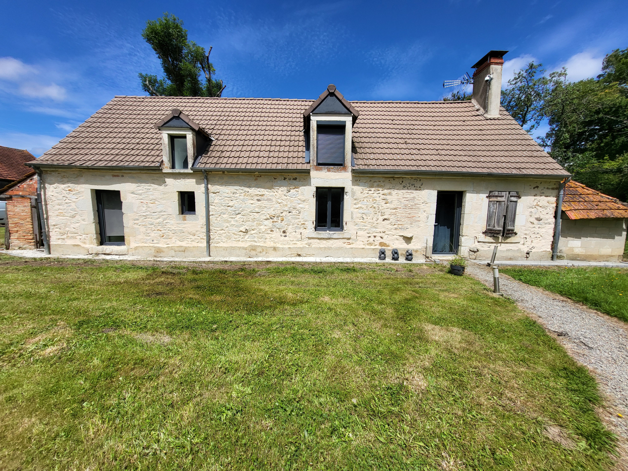 Charmante maison en pierre avec dépendance sans voisin