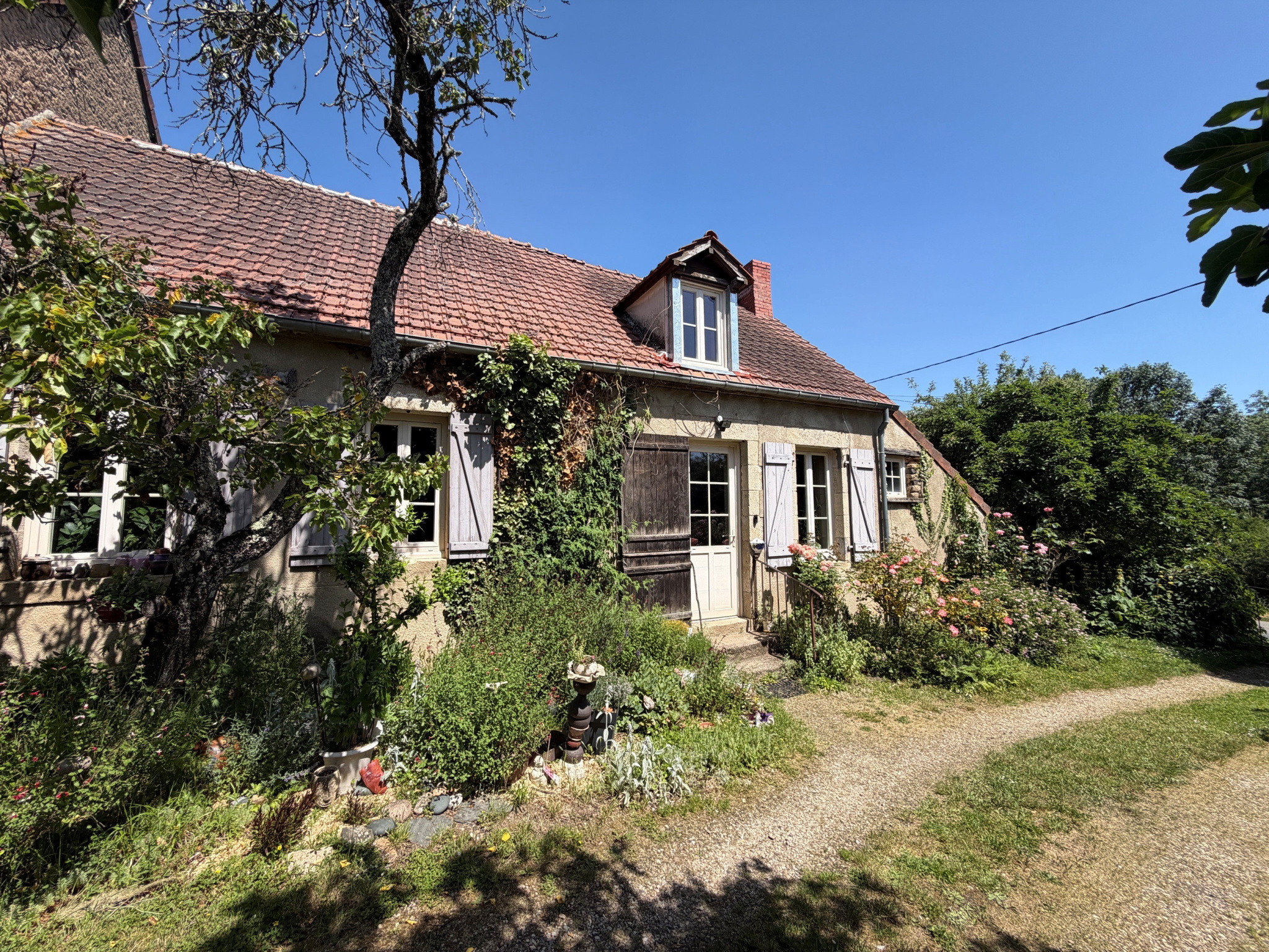 Charmante maison en pierre avec dépendances et jardin fleuri